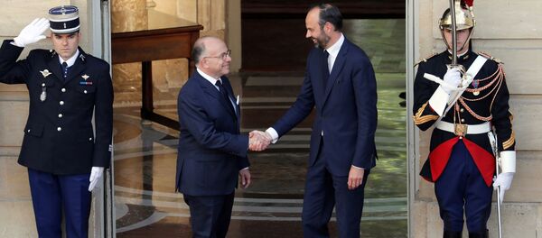 Новый премьер-министр Франции Эдуар Филипп (справа) со своим предшественником Бернаром Казневым - Sputnik Латвия