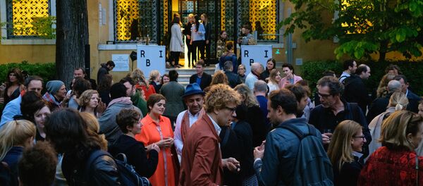 Во дворе музея Пегги Гуггенхайм царил ажиотаж - Sputnik Латвия