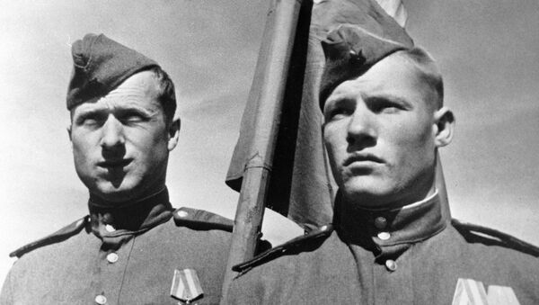 Советские солдаты Михаил Егоров (справа) и Мелитон Кантария - Sputnik Latvija