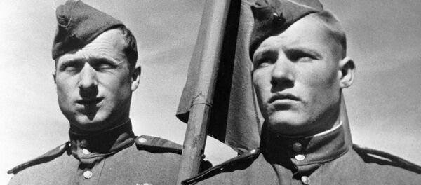 Советские солдаты Михаил Егоров (справа) и Мелитон Кантария Советские солдаты Михаил Егоров (справа) и Мелитон Кантария - Sputnik Latvija