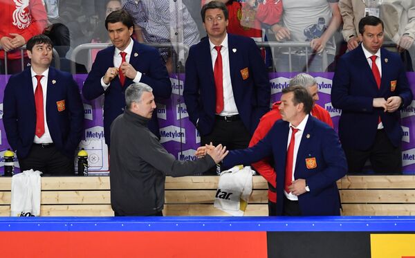 Главный тренер сборной Латвии Боб Хартли, главный тренер сборной России Олег Знарок (слева направо на первом плане) Главный тренер сборной Латвии Боб Хартли, главный тренер сборной России Олег Знарок (слева направо на первом плане) - Sputnik Латвия