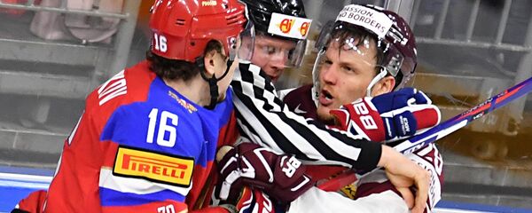 Игрок сборной России Сергей Плотников и игрок сборной Латвии Ральф Фрейбергс Игрок сборной России Сергей Плотников и игрок сборной Латвии Ральф Фрейбергс - Sputnik Латвия