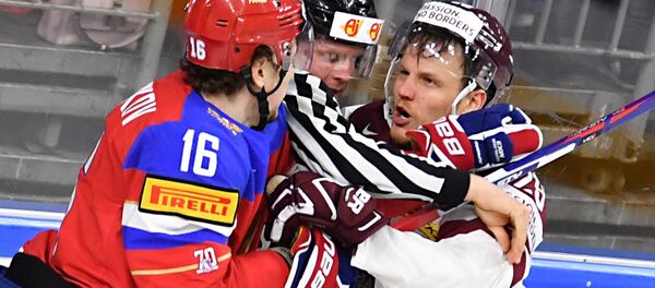 Игрок сборной России Сергей Плотников и игрок сборной Латвии Ральф Фрейбергс - Sputnik Латвия