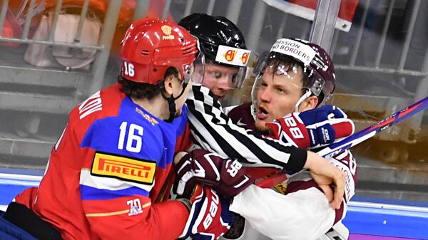 Игрок сборной России Сергей Плотников (слева) и игрок сборной Латвии Ральфс Фрейбергс - Sputnik Латвия