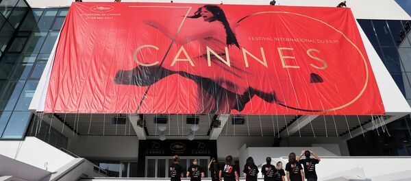 Официальный плакат 70-го Каннского фестиваля - Sputnik Латвия
