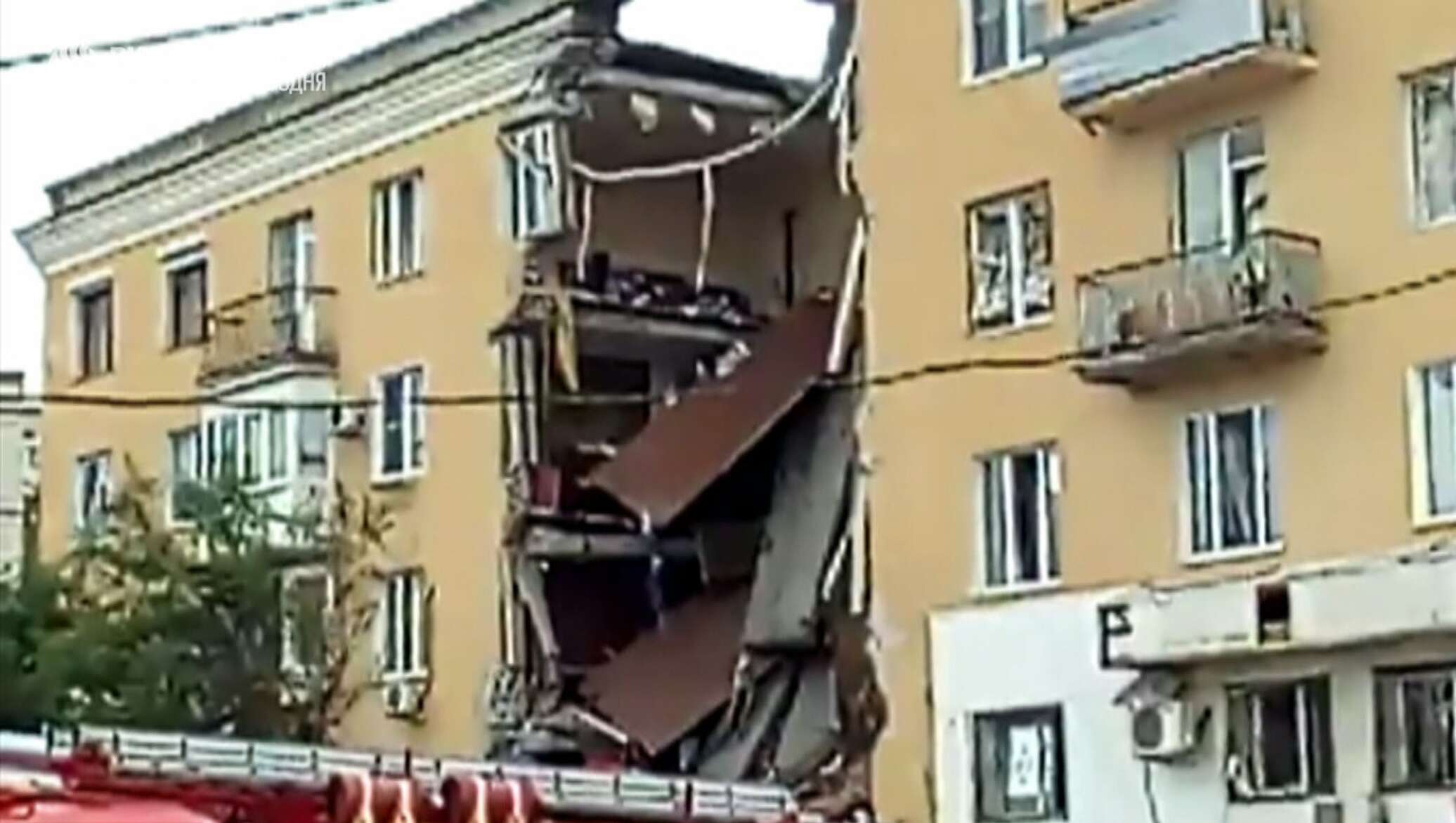 Видео с места обрушения перекрытий четырехэтажного дома в Волгограде