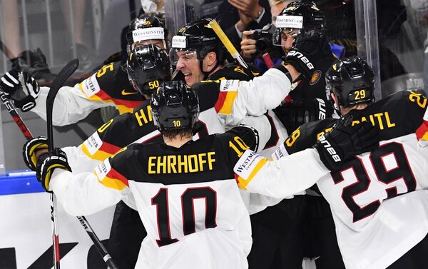 Игроки сборной Германии радуются победе в матче группового этапа чемпионата мира по хоккею - 2017 между сборными командами Германии и Латвии Игроки сборной Германии радуются победе в матче группового этапа чемпионата мира по хоккею - 2017 между сборными командами Германии и Латвии - Sputnik Латвия