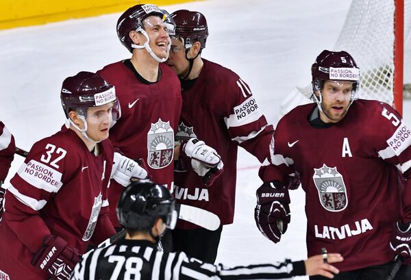 Игроки сборной Латвии Артурс Кулда, Микс Индрашис, Кристапс Сотниекс, Янис Спруктс (слева направо) в матче группового этапа чемпионата мира по хоккею - 2017 между сборными командами Германии и Латвии - Sputnik Латвия