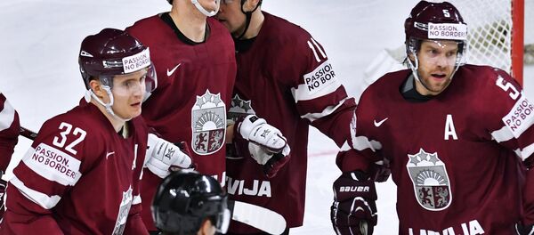 Игроки сборной Латвии Артурс Кулда, Микс Индрашис, Кристапс Сотниекс, Янис Спруктс (слева направо) в матче группового этапа чемпионата мира по хоккею - 2017 между сборными командами Германии и Латвии - Sputnik Латвия