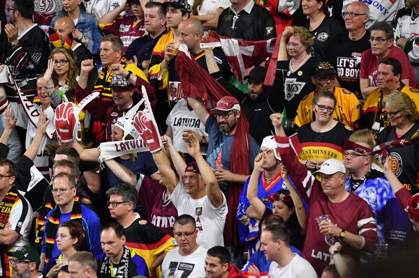 Болельщики во время матча группового этапа чемпионата мира по хоккею - 2017 между сборными командами Германии и Латвии Болельщики во время матча группового этапа чемпионата мира по хоккею - 2017 между сборными командами Германии и Латвии - Sputnik Латвия