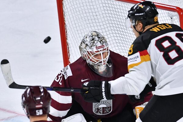 Игрок сборной Германии Давид Вольф и вратарь сборной Латвии Элвис Мерзликин (слева) в матче группового этапа чемпионата мира по хоккею - 2017 между сборными командами Германии и Латвии Игрок сборной Германии Давид Вольф и вратарь сборной Латвии Элвис Мерзликин (слева) в матче группового этапа чемпионата мира по хоккею - 2017 между сборными командами Германии и Латвии - Sputnik Латвия