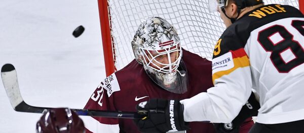 Игрок сборной Германии Давид Вольф и вратарь сборной Латвии Элвис Мерзликин (слева) в матче группового этапа чемпионата мира по хоккею - 2017 между сборными командами Германии и Латвии - Sputnik Латвия