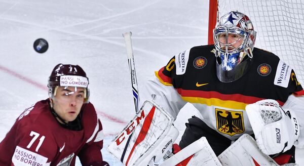 Вратарь сборной Германии Филипп Грубауэр и игрок сборной Латвии Робертс Букартс (слева) в матче группового этапа чемпионата мира по хоккею - 2017 между сборными командами Германии и Латвии Вратарь сборной Германии Филипп Грубауэр и игрок сборной Латвии Робертс Букартс (слева) в матче группового этапа чемпионата мира по хоккею - 2017 между сборными командами Германии и Латвии - Sputnik Латвия