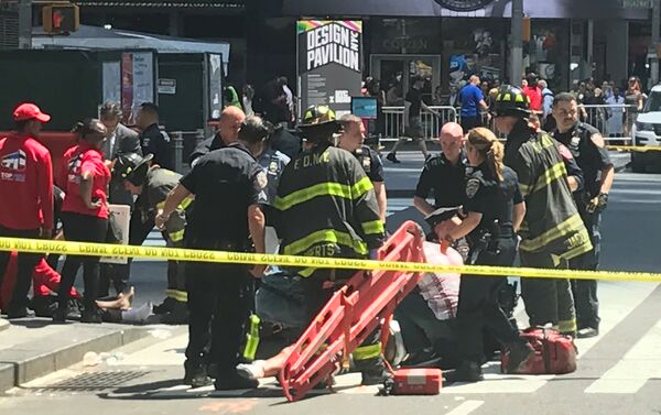 Службы помогают раненым пешеходам после наезда на толпу на Таймс-сквер в Нью-Йорке 18 мая 2017 года - Sputnik Латвия
