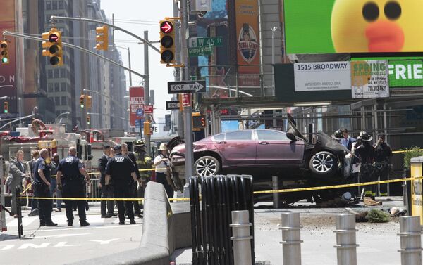 Машина повисла на ограждении после наезда на толпу пешеходов на Таймс-сквер в Нью-Йорке 18 мая 2017 года - Sputnik Латвия