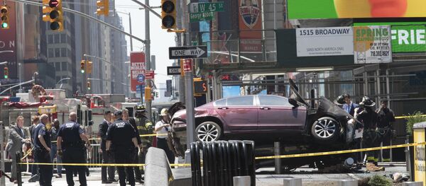 Машина повисла на ограждении после наезда на толпу пешеходов на Таймс-сквер в Нью-Йорке 18 мая 2017 года - Sputnik Латвия
