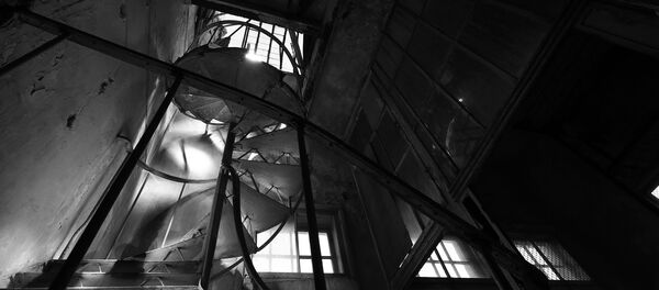 Винтовая лестница на заброшенной больнице по улице Эзермалас в Межапарке Винтовая лестница на заброшенной больнице по улице Эзермалас в Межапарке - Sputnik Latvija