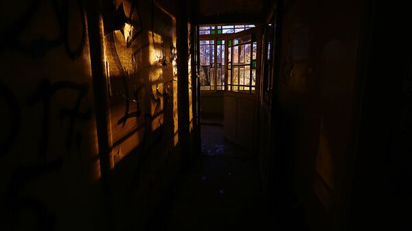 Городские огни, заброшенная больница на улице Эзермалас в Межапарке - Sputnik Латвия