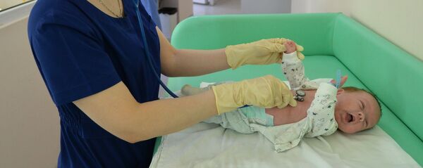 Осмотр новорожденного Осмотр новорожденного - Sputnik Латвия