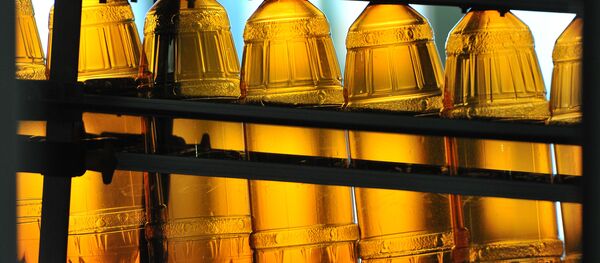 Пластиковые бутылки на конвейере - Sputnik Latvija