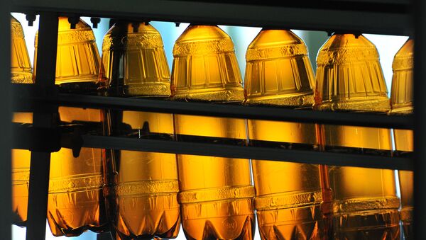 Plastmasas pudeles konveijerā. Foto no arhīva - Sputnik Latvija