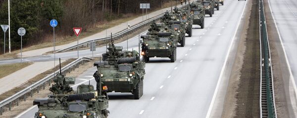 Американские бронетранспортеры Stryker, входящие в колонну бронетехники 2-го кавалерийского полка. - Sputnik Latvija