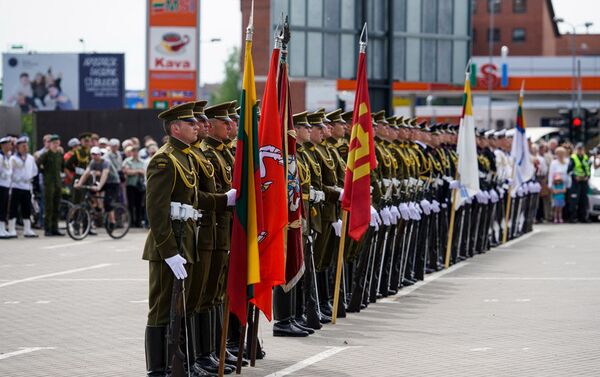В Литовском Паневежисе прошел ежегодный День армии - Sputnik Латвия