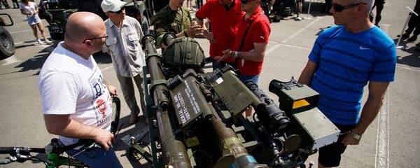 Жители Паневежиса изучают спаренную установку ракет Stinger Жители Паневежиса изучают спаренную установку ракет Stinger - Sputnik Латвия