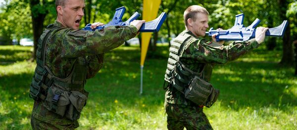 Военнослужащие Литовской армии выполняют упражнение с макетом автомата Военнослужащие Литовской армии выполняют упражнение с макетом автомата - Sputnik Latvija