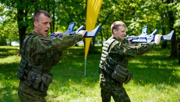 Военнослужащие Литовской армии выполняют упражнение с макетом автомата - Sputnik Латвия