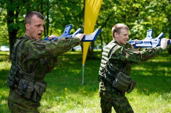 Военнослужащие Литовской армии выполняют упражнение с макетом автомата - Sputnik Латвия
