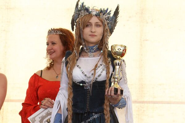 Весь великолепный костюм, включая корону с крыльями, – дело рук самой красавицы - Sputnik Латвия