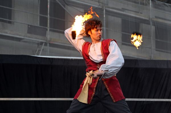 Огненное представление, завершающее праздник, показали лучшие факиры из 6 стран - Sputnik Латвия