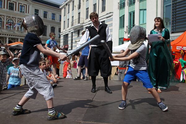 Малышам предлагалось показать свою доблесть на буффах - мечах, не оставляющих ни синяков ни царапин  - Sputnik Латвия