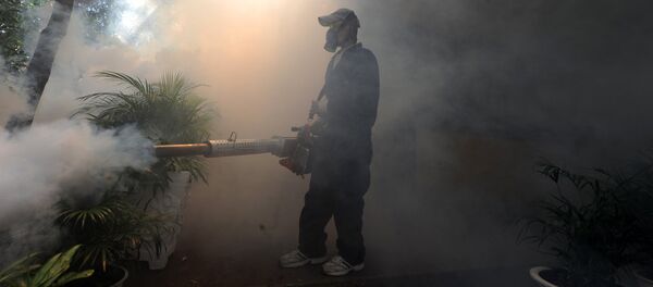 Распыление инсектициды для борьбы с комарами переносящими вирус - Sputnik Латвия