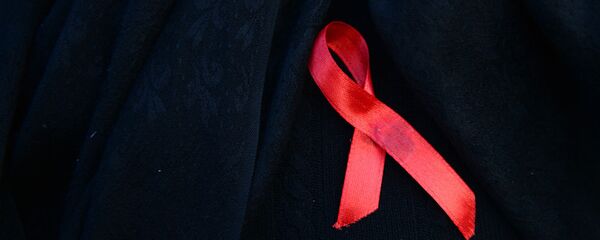 Красная лента — символ борьбы со СПИДом Красная лента — символ борьбы со СПИДом - Sputnik Latvija