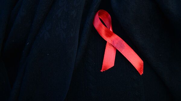 Красная лента — символ борьбы со СПИДом - Sputnik Латвия