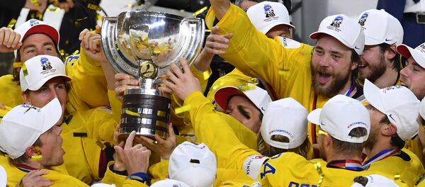 Игроки сборной Швеции на церемонии награждения чемпионата мира по хоккею 2017 в Кельне - Sputnik Латвия