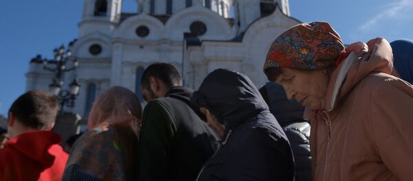 Поклонение верующих мощам святителя Николая Чудотворца в Храме Христа Спасителя - Sputnik Латвия