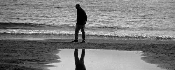 Силуэт мужчины на берегу - Sputnik Латвия