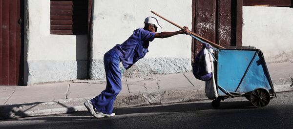 Мужчина толкает тележку для мусора Мужчина толкает тележку для мусора - Sputnik Латвия