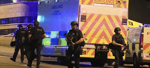 Полиция близ Манчестер Арены, где вечером 22 мая прогремели взрывы - Sputnik Латвия