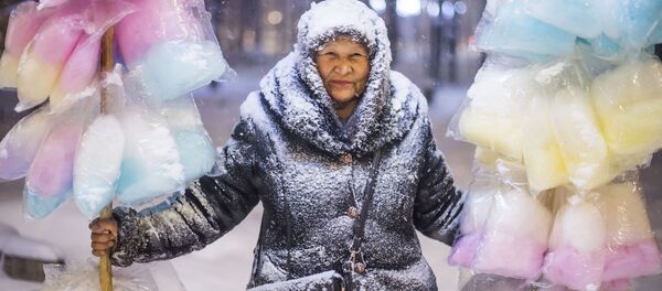 Табылды Кадырбеков, Кыргызстан. Продавщица сладкой ваты - Sputnik Латвия