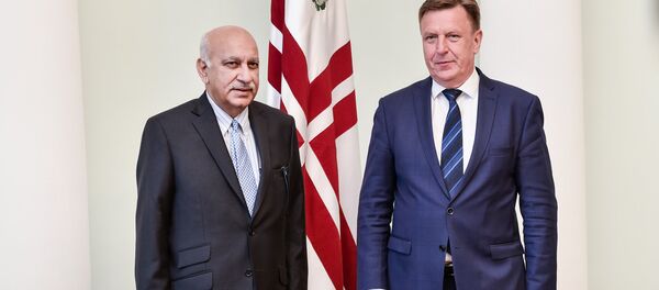 Встреча премьер-министра Латвии Мариса Кучинскиса и министра иностранных дел Индии Мобашара Джавада Акбара Встреча премьер-министра Латвии Мариса Кучинскиса и министра иностранных дел Индии Мобашара Джавада Акбара - Sputnik Latvija