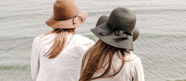 Две девушки на берегу - Sputnik Латвия