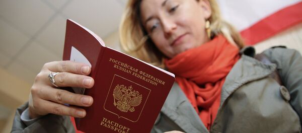 Девушка с российским заграничным паспортом - Sputnik Латвия