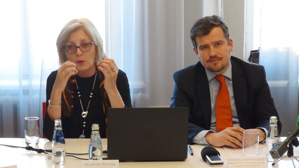 Председатель латвийского Совета по конкуренции Скайдрите Абрама и заместитель директора Комиссии по регулированию общественных услуг Андрейс Домбровскис - Sputnik Латвия