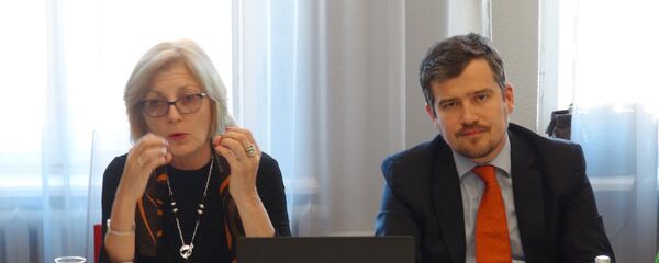 Председатель латвийского Совета по конкуренции Скайдрите Абрама и заместитель директора Комиссии по регулированию общественных услуг Андрейс Домбровскис - Sputnik Латвия