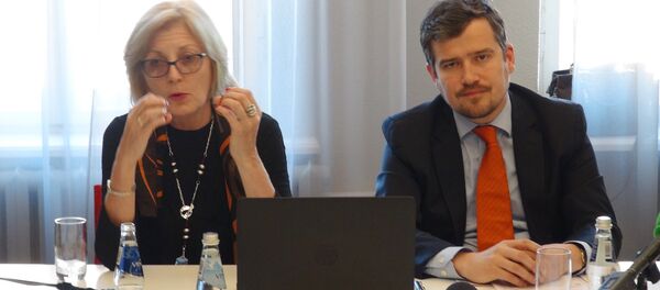 Председатель латвийского Совета по конкуренции Скайдрите Абрама и заместитель директора Комиссии по регулированию общественных услуг Андрейс Домбровскис - Sputnik Латвия
