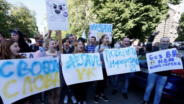 Акция протеста против закрытия социальных сетей на Украине - Sputnik Латвия